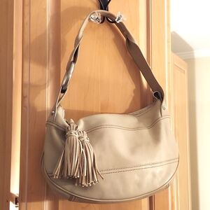 Kenneth‎ Cole Bag, Genuine Leather, Creamy Tan, Shoulder Style, Two Big Tassels!